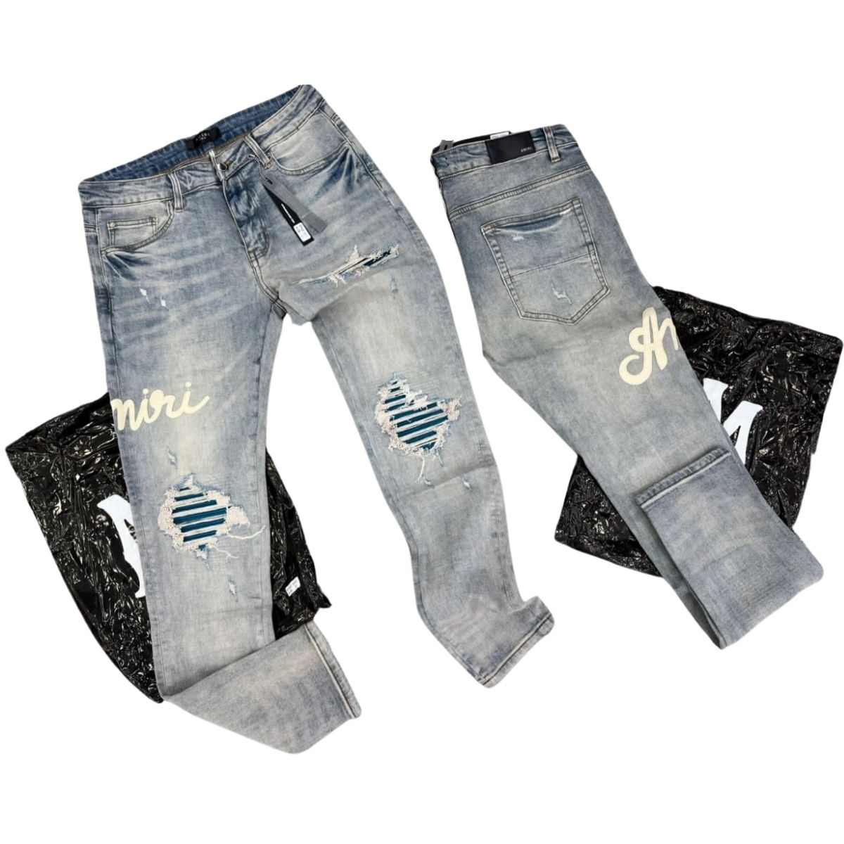 Comprar Jeans Amiri  Si estás buscando comprar jeans Amiri, has llegado al lugar correcto. En Onlineshoppingcenterg te explicamos todo lo que necesitas saber antes de adquirir tus pantalones Amiri, desde cómo identificar los hasta los mejores modelos y precios.  ¿Por Qué Comprar Jeans Amiri? Los jeans Amiri son sinónimo de lujo, calidad y estilo urbano. Diseñados por Mike Amiri, destacan por sus detalles en cuero, parches desgastados y cortes premium. Si buscas pantalones Amiri hombre que combinen moda y exclusividad, esta marca es una de las mejores opciones.  Modelos Más Populares de Jeans Amiri Amiri Bandit Jeans – Con parches de cuero y diseño desgastado.  Amiri Skinny Fit Jeans – Ajuste delgado y moderno.  Pantalones Amiri estrellas – Con detalles icónicos en las piernas.  Vaqueros Amiri hombre – Versiones en azul clásico y negro.  ¿Dónde Comprar Jeans Amiri? En Onlineshoppingcenterg ofrecemos Amiri jeans  con envíos a:  Jeans Amiri en Estados Unidos  Jeans Amiri en Reino Unido  Jeans Amiri en Canadá  Jeans Amiri en Italia  Jeans Amiri en Marruecos  Jeans Amiri en Sudáfrica  Jeans Amiri en Rumania  Jeans Amiri en Ghana  Jeans Amiri en Jamaica  Jeans Amiri en Estonia  Jeans Amiri en Chocó  Jeans Amiri en Antioquia  Evita comprar en sitios no verificados como Amiri Yupoo o mercados de réplicas.  Precios de Jeans Amiri Los jeans Amiri hombre precio varían según el modelo:  Pantalón Amiri básico: $500 - $800 USD  Amiri Bandit Jeans: $900 - $1,200 USD  Ediciones limitadas: Hasta $1,500 USD  Cómo Saber Si Tus Jeans Amiri Son de buena calidad Etiquetas y costuras: y tienen detalles impecables.  Parches de cuero:  y bien cosidos.  Precio: Si es demasiado barato, es falso.  Preguntas Frecuentes Sobre Jeans Amiri 1. ¿Dónde puedo comprar jeans Amiri aún buen precio? Los Jeans Amiri outlet pueden encontrarse en temporada de rebajas, pero cuidado con las falsificaciones.  2. ¿Qué diferencia a Amiri de otras marcas como Balmain? Los Amiri vs Balmain jeans se distinguen por su estilo más urbano y detalles en cuero.  3. ¿Los jeans Amiri son solo para hombres? Sí, la marca se enfoca en ropa Amiri hombre, pero algunas tallas pueden adaptarse.  4. ¿Cómo combinar mis jeans Amiri? Un outfit con jeans Amiri puede incluir una sudadera Amiri hombre o amiri camisetas hombre para un look casual-lujo.  ¿Dónde Comprar Jeans Amiri con Confianza? En Onlineshoppingcenterg garantizamos calidad y envíos seguros. Si buscas pantalones Amiri , revisa nuestro catálogo y elige el modelo perfecto.  ¡Compra tus Jeans Amiri hoy y luce un estilo único!